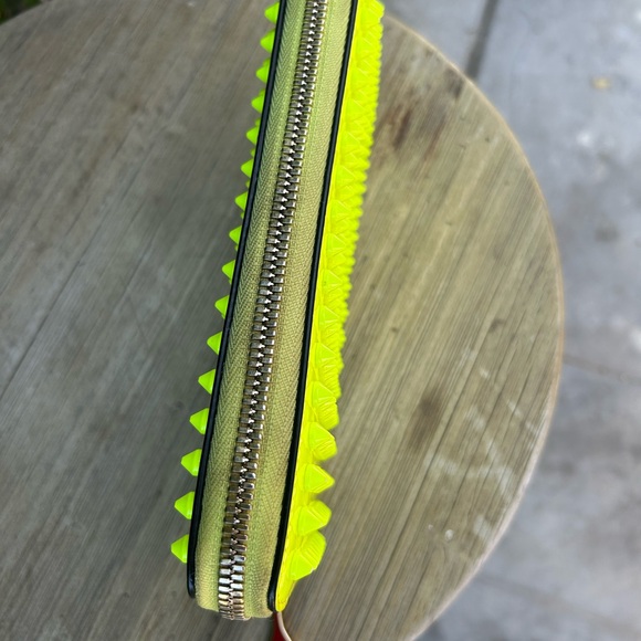 AUTHENTIC CHRISTIAN LOUBOUTIN NEON GREEN WALLET - Picture 7 of 7
